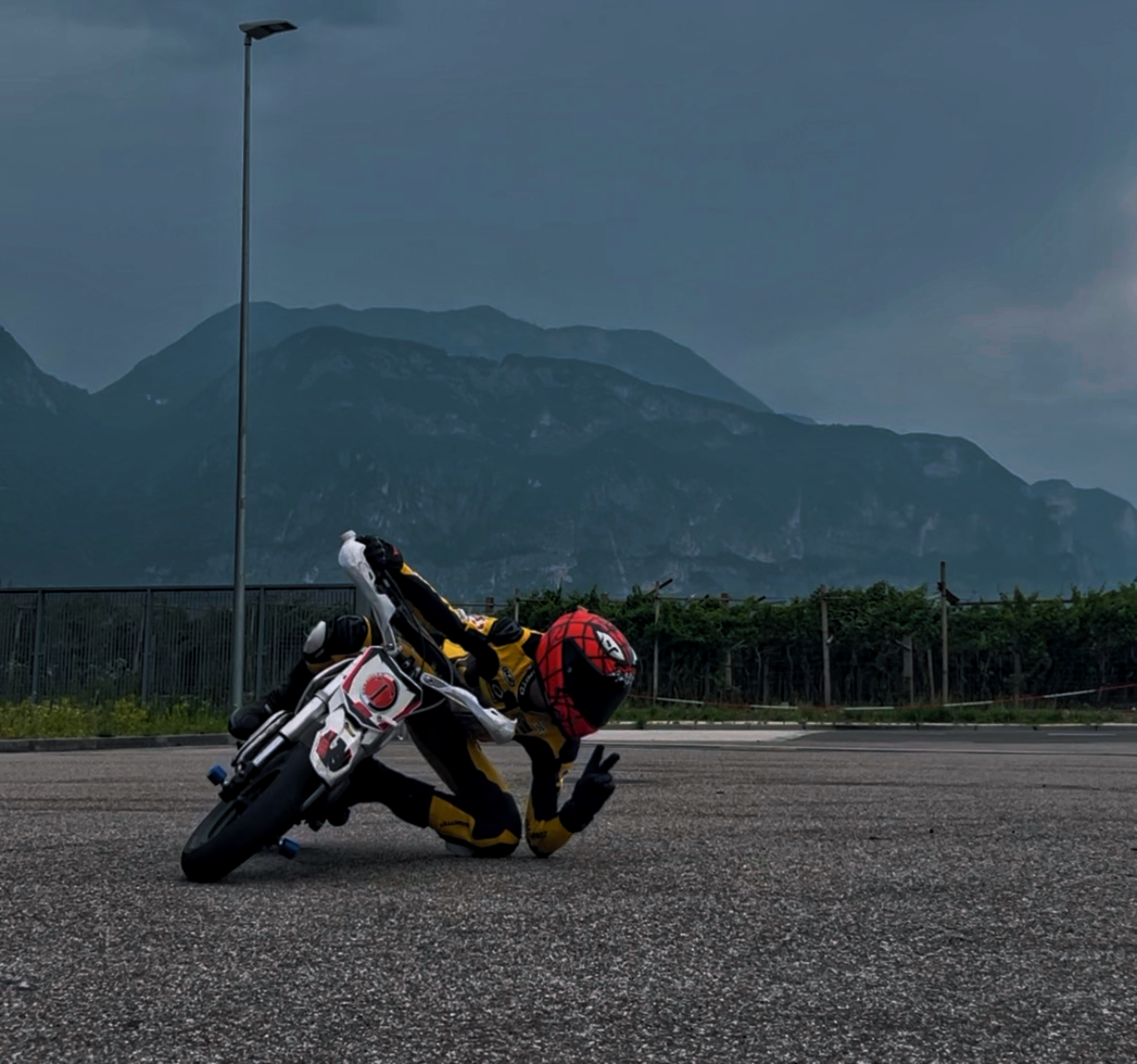 Pilota su PitBike in azione sulla pista di Lavis, Trentino